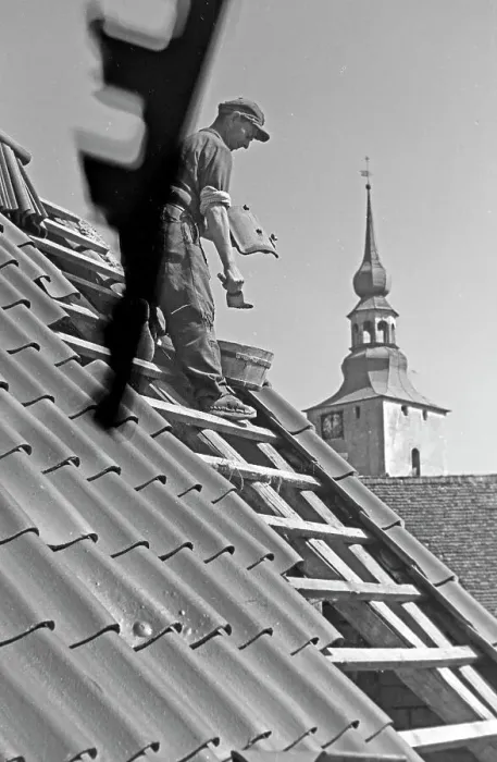 Impresión enmarcada : Horka. Un tejedor de techos a la obra en el pueblo de Horka con la iglesia Impresión enmarcada : Horka. Un tejedor de techos a la obra en el pueblo de Horka con la iglesia