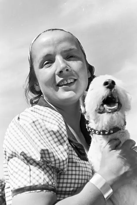 Impresión enmarcada : Electrola. Retrato de una joven mujer con su perro, Alemania década de los años treinta