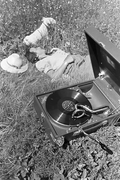 Impresión enmarcada : Electrola. Una joven mujer escucha una placa de la compañía discográfica Impresión enmarcada : Electrola. Una joven mujer escucha una placa de la compañía discográfica