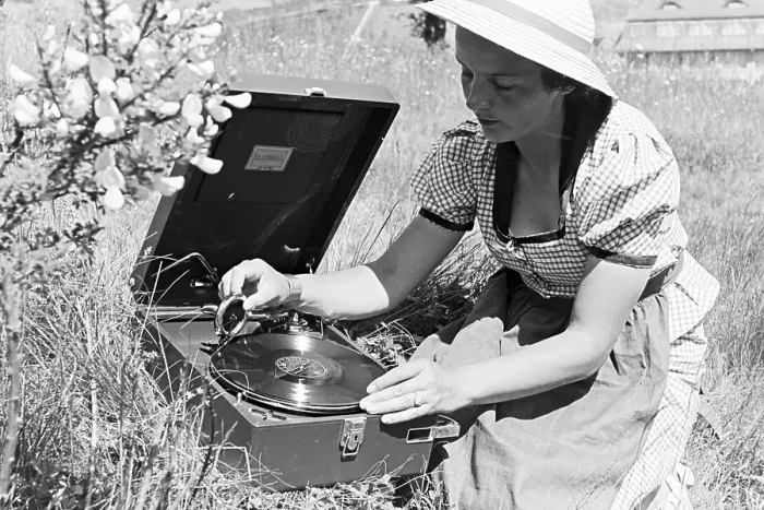 Impresión enmarcada : Electrola. Una joven mujer escucha una placa de la compañía discográfica Impresión enmarcada : Electrola. Una joven mujer escucha una placa de la compañía discográfica