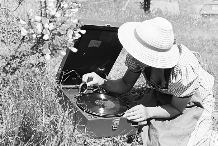 Impresión enmarcada : Electrola. Una joven mujer escucha una placa de la discográfica Schallplattenfirma Impresión enmarcada : Electrola. Una joven mujer escucha una placa de la discográfica Schallplattenfirma