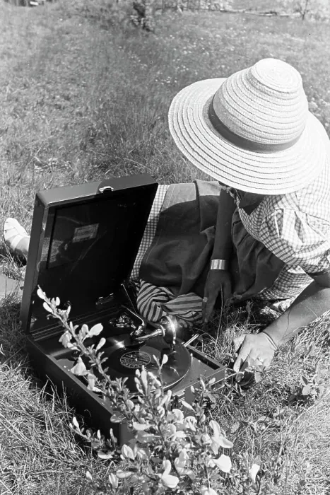 Impresión enmarcada : Electrola. Una joven mujer escucha una placa de la compañía discográfica Impresión enmarcada : Electrola. Una joven mujer escucha una placa de la compañía discográfica