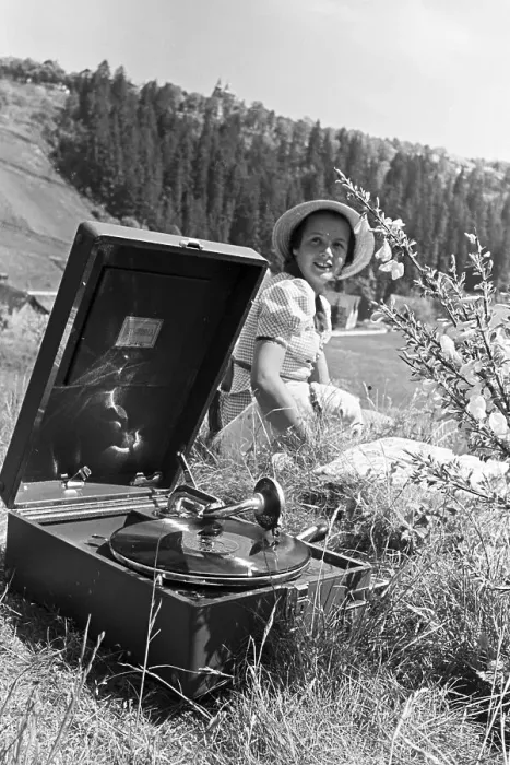 Framed Print : Electrola. Eine junge Frau hört sich eine Platte der Schallplattenfirma Framed Print : Electrola. Eine junge Frau hört sich eine Platte der Schallplattenfirma