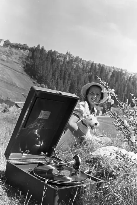 Impresión enmarcada : Electrola. Una joven mujer escucha una placa de la compañía discográfica Impresión enmarcada : Electrola. Una joven mujer escucha una placa de la compañía discográfica