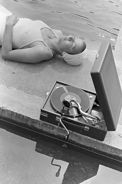 Framed Print : Electrola. Im Freibad mit dem Electrola Schallplattenspieler, Deutschland 1930er Jahre Framed Print : Electrola. Im Freibad mit dem Electrola Schallplattenspieler, Deutschland 1930er Jahre