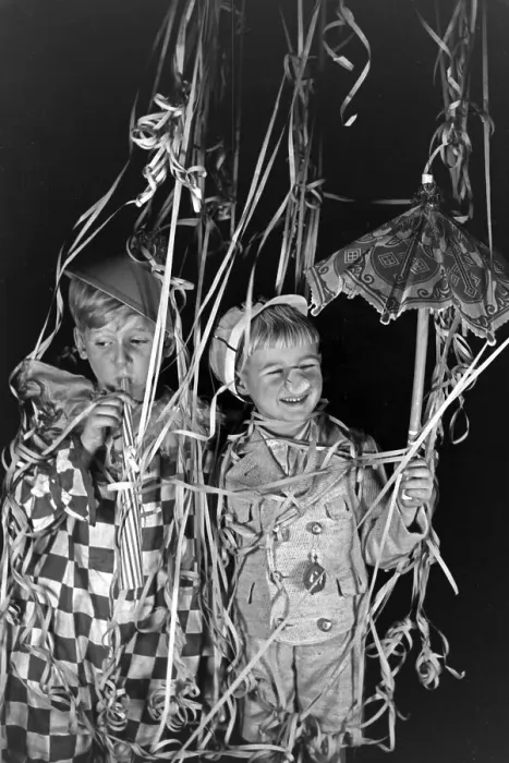 Framed Print : Fasching. Zwei Jungen sind zum Fasching kostümiert, Deutschland 1930er Jahre Framed Print : Fasching. Zwei Jungen sind zum Fasching kostümiert, Deutschland 1930er Jahre