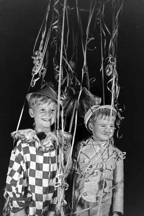 Framed Print : Fasching. Zwei Jungen sind zum Fasching kostümiert, Deutschland 1930er Jahre Framed Print : Fasching. Zwei Jungen sind zum Fasching kostümiert, Deutschland 1930er Jahre