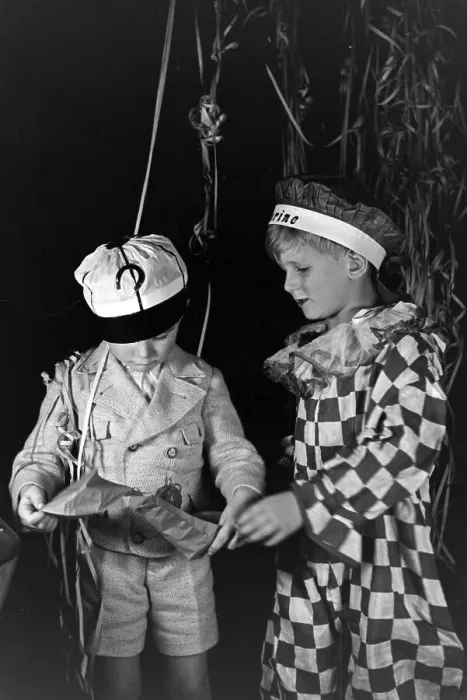 Framed Print : Fasching. Zwei Jungen sind zum Fasching kostümiert, Deutschland 1930er Jahre Framed Print : Fasching. Zwei Jungen sind zum Fasching kostümiert, Deutschland 1930er Jahre