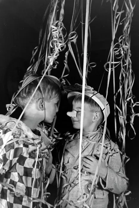 Framed Print : Fasching. Zwei Jungen sind zum Fasching kostümiert, Deutschland 1930er Jahre Framed Print : Fasching. Zwei Jungen sind zum Fasching kostümiert, Deutschland 1930er Jahre