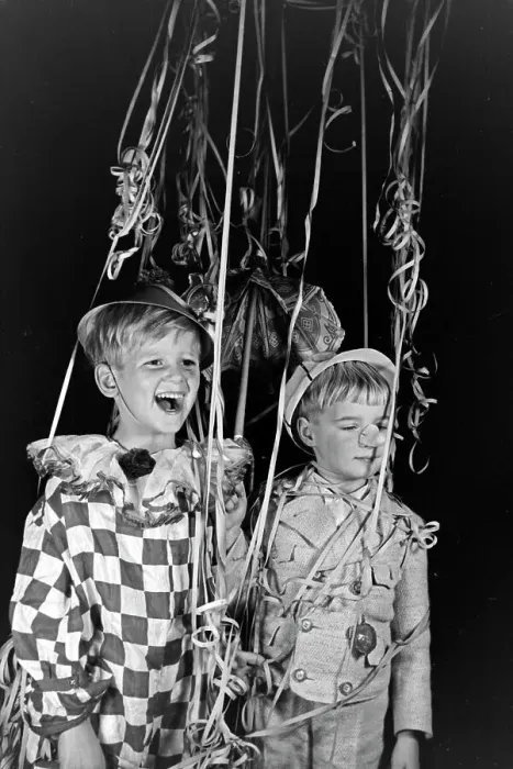Impresión enmarcada : Fasching. Dos niños pequeños están vestidos para el carnaval en la Alemania Impresión enmarcada : Fasching. Dos niños pequeños están vestidos para el carnaval en la Alemania