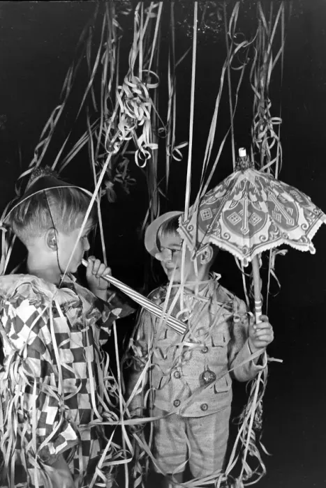 Impression encadrée : Fasching. Deux petits garçons sont habillés pour le carnaval en Allemagne Impression encadrée : Fasching. Deux petits garçons sont habillés pour le carnaval en Allemagne
