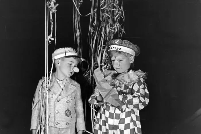Impresión enmarcada : Fasching. Dos chicos pequeños están costumbrados para el carnaval en la Impresión enmarcada : Fasching. Dos chicos pequeños están costumbrados para el carnaval en la