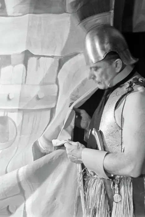 Stampa con cornice : Fotografia di un attore televisivo in una trasmissione del primo periodo della televisione tedesca, anni '30. Stampa con cornice : Fotografia di un attore televisivo in una trasmissione del primo periodo della televisione tedesca, anni '30.