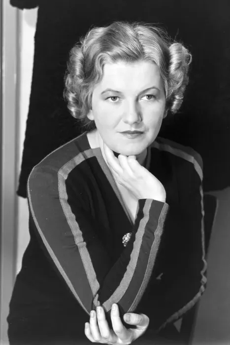 Gerahmter Druck : Frau in einer Sendung des frühen Fernsehens in Deutschland, 1930er Jahre.