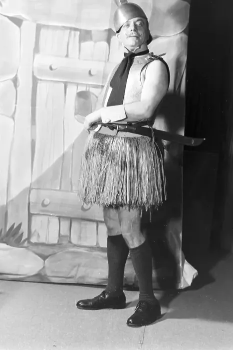 Impresión enmarcada : Actores de televisión en una emisión temprana de la televisión en Alemania, década de 1930. Impresión enmarcada : Actores de televisión en una emisión temprana de la televisión en Alemania, década de 1930.
