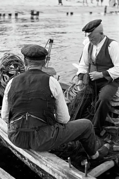 Framed Print : Fischer sortieren ihre Netze bevor sie sie zum Fischfang ins Meer auswerfen Framed Print : Fischer sortieren ihre Netze bevor sie sie zum Fischfang ins Meer auswerfen