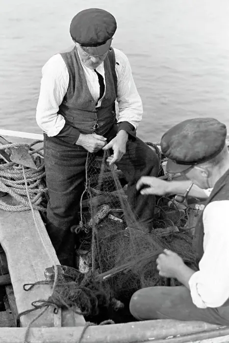Stampa con cornice : Fischer. Pescatori Fischer ordinano le reti prima di scagliarle nel mare, Germania 1939 Stampa con cornice : Fischer. Pescatori Fischer ordinano le reti prima di scagliarle nel mare, Germania 1939