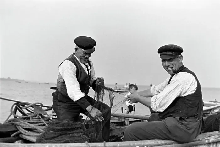 Framed Print : Fischer sortieren ihre Netze bevor sie sie zum Fischfang ins Meer auswerfen Framed Print : Fischer sortieren ihre Netze bevor sie sie zum Fischfang ins Meer auswerfen