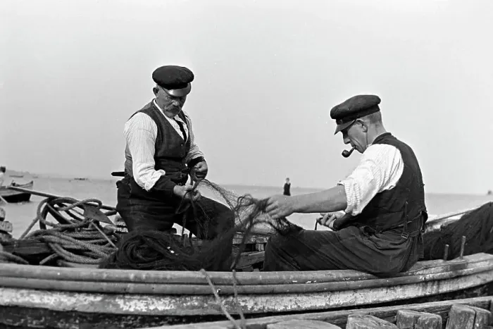 Framed Print : Fischer sortieren ihre Netze bevor sie sie zum Fischfang ins Meer auswerfen Framed Print : Fischer sortieren ihre Netze bevor sie sie zum Fischfang ins Meer auswerfen