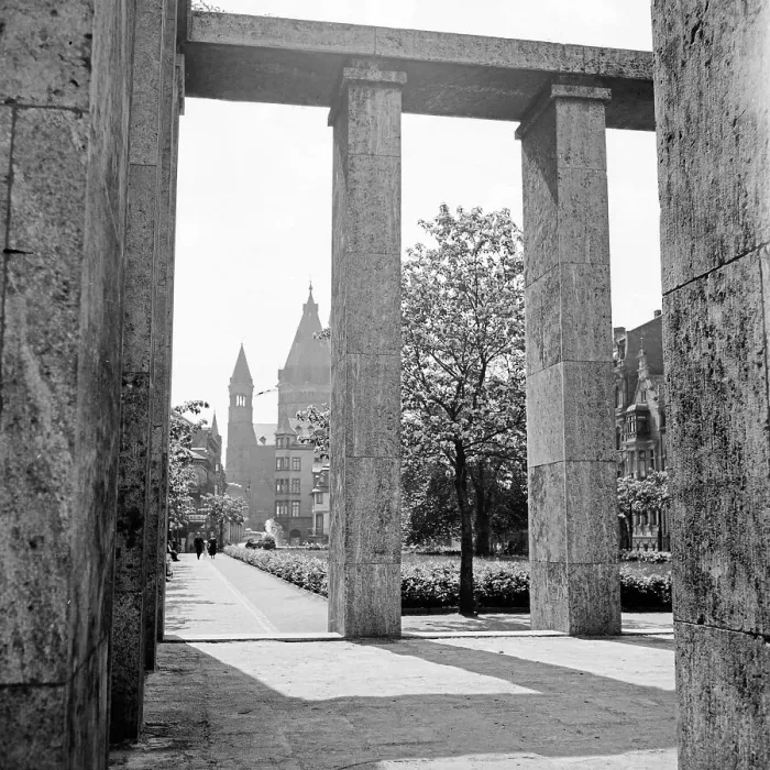 Framed Print : Mainz. Am Fischtorplatz mit Blick auf den Ostchor des Hohen Domes zu Mainz Framed Print : Mainz. Am Fischtorplatz mit Blick auf den Ostchor des Hohen Domes zu Mainz