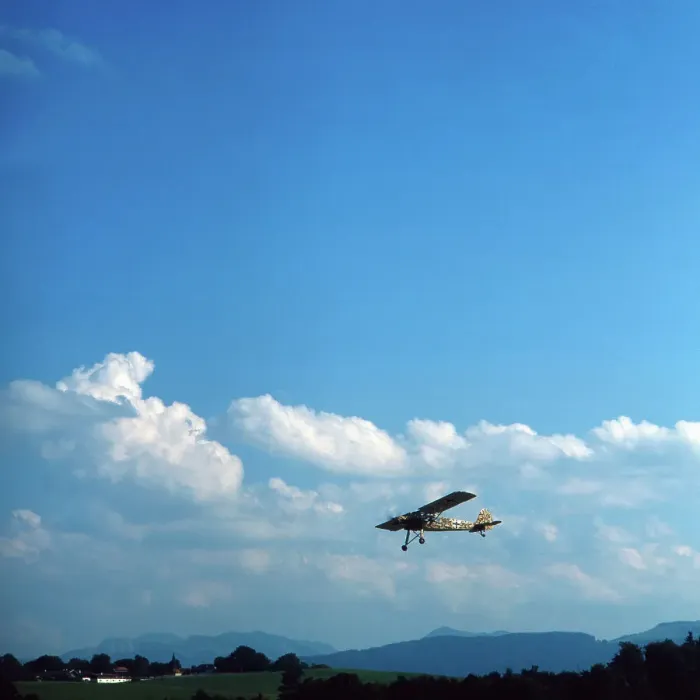 Gerahmter Druck : Flugzeug. Geschichtliches Militärflugzeug auf einem Luftfahrt-Showprogramm der 80er-Jahren Gerahmter Druck : Flugzeug. Geschichtliches Militärflugzeug auf einem Luftfahrt-Showprogramm der 80er-Jahren