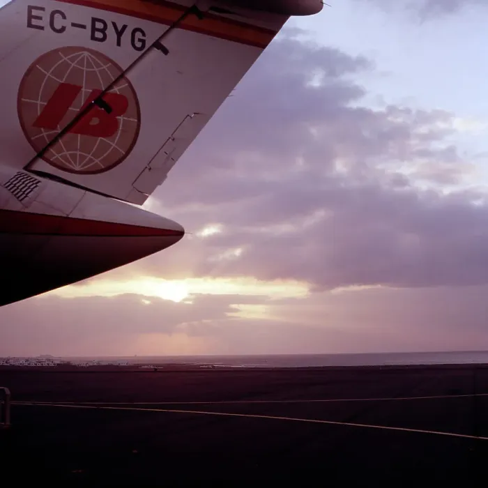 Impresión enmarcada : Cierre de una aeronave en la pista de despegue, década de 1980.