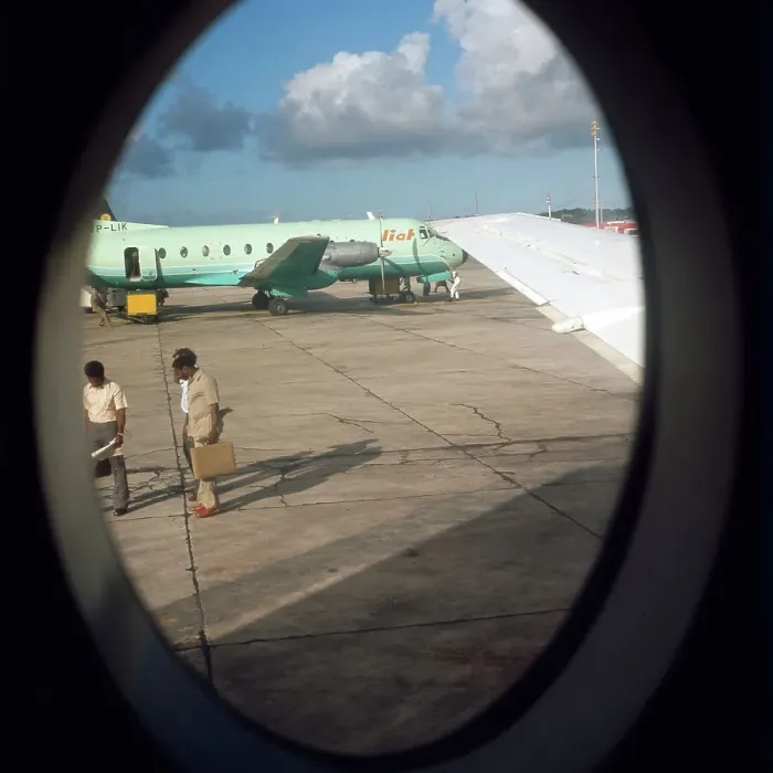 Stampa con cornice : Flugzeug. Vista da una finestra di un aereo sulla pista d'atterraggio, anni '80