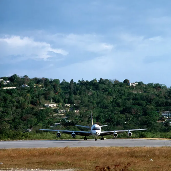 Framed Print : Flugzeug am Boden, 1980er. Aircraft on the ground, 1980s