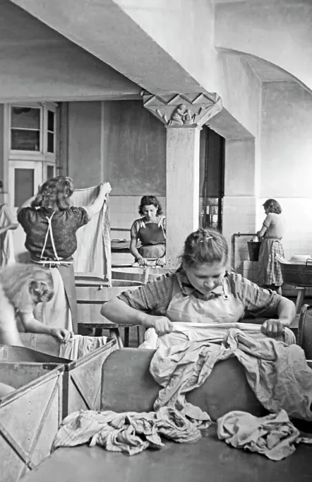Impresión enmarcada : Niñas haciendo la lavandería en un hogar de niños en Frankfurt / Oder, Alemania 1948. Impresión enmarcada : Niñas haciendo la lavandería en un hogar de niños en Frankfurt / Oder, Alemania 1948.
