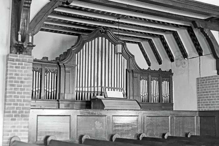 Stampa con cornice : Organo all'interno di una cappella di un orfanotrofio e casa per l'infanzia guidato da suore a Francoforte sull'Oder, Germania 1948