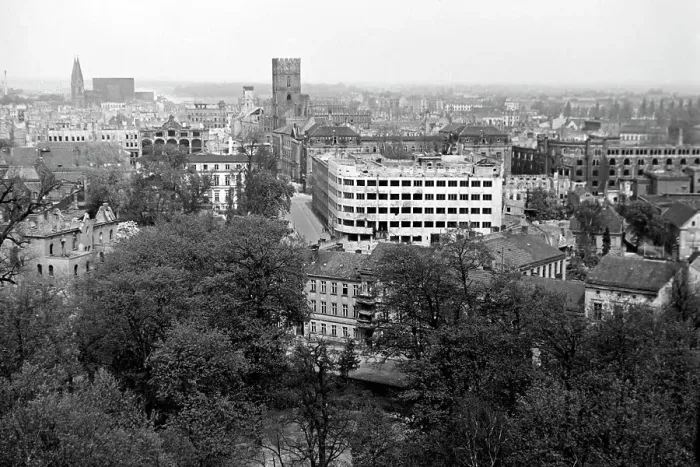 Impresión enmarcada : Vista desde la campanario de la Iglesia de Santa Gertraud hacia Frankfurt del Oder, Alemania 1949. Impresión enmarcada : Vista desde la campanario de la Iglesia de Santa Gertraud hacia Frankfurt del Oder, Alemania 1949.