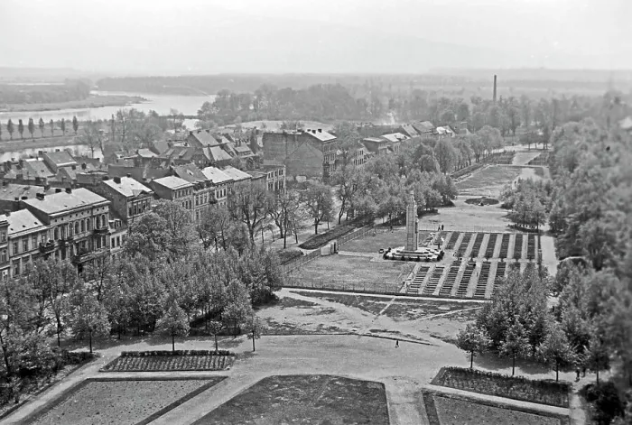 Stampa con cornice : Vista dalla torre della chiesa di S. Gertraud sul distrutto e in ricostruzione Frankfurt an der Oder, Germania 1949 Stampa con cornice : Vista dalla torre della chiesa di S. Gertraud sul distrutto e in ricostruzione Frankfurt an der Oder, Germania 1949