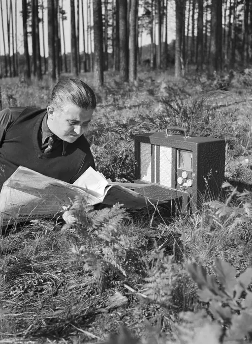 Framed Print : Freizeit. Ein junger Mann hoert im Wald Radio und liest dabei seine Zeitung Framed Print : Freizeit. Ein junger Mann hoert im Wald Radio und liest dabei seine Zeitung