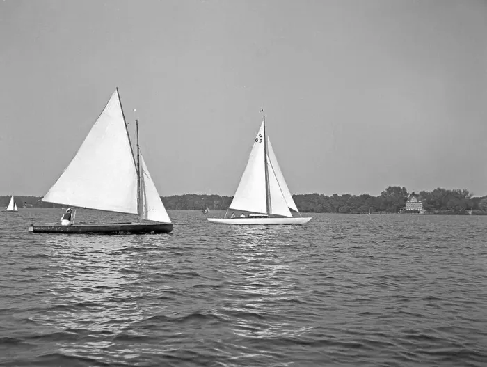 Impression encadrée : Freizeit. Bateaux voiliers sur un lac, Allemagne années 1930 Impression encadrée : Freizeit. Bateaux voiliers sur un lac, Allemagne années 1930