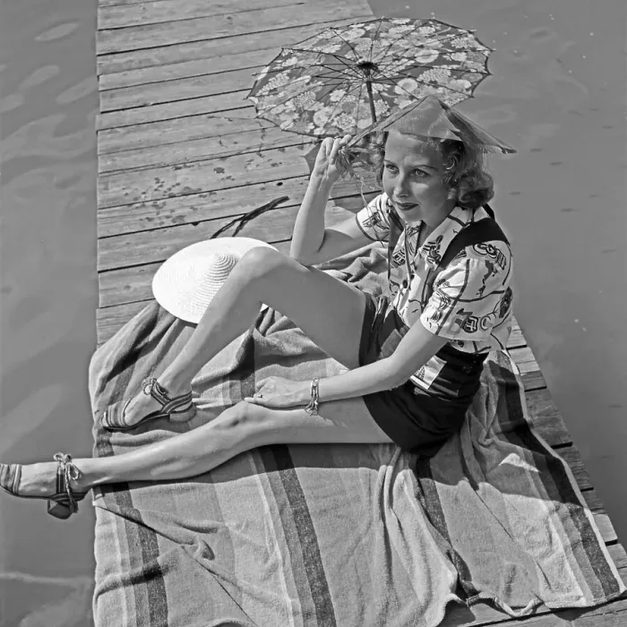Framed Print : Freizeit. Eine junge Frau sitzt in Strandmode auf einem Holzsteg an einem See Framed Print : Freizeit. Eine junge Frau sitzt in Strandmode auf einem Holzsteg an einem See