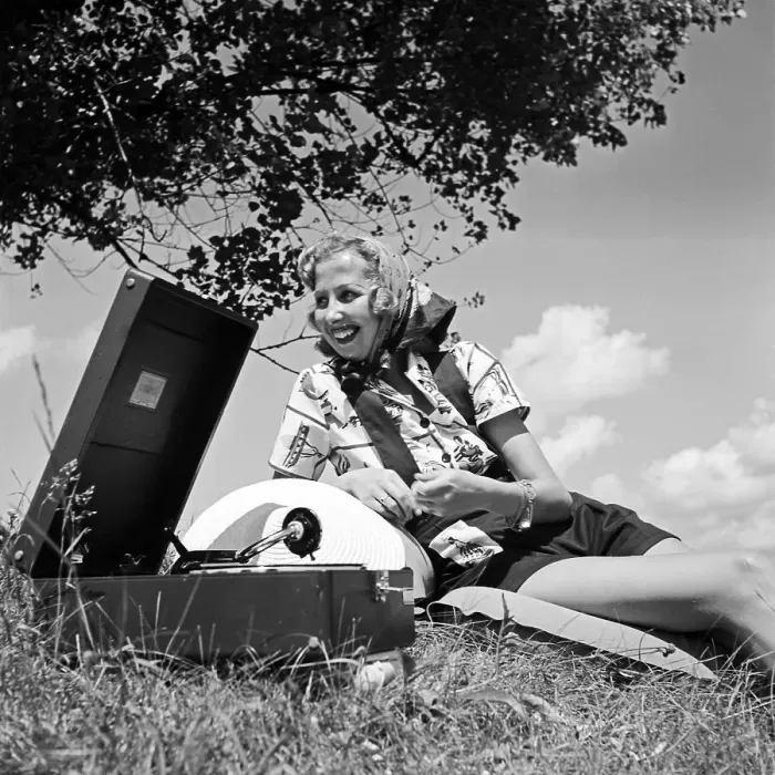 Framed Print : Freizeit. Eine junge Frau liegt in der Sonne und hört die neuesten Hits Framed Print : Freizeit. Eine junge Frau liegt in der Sonne und hört die neuesten Hits