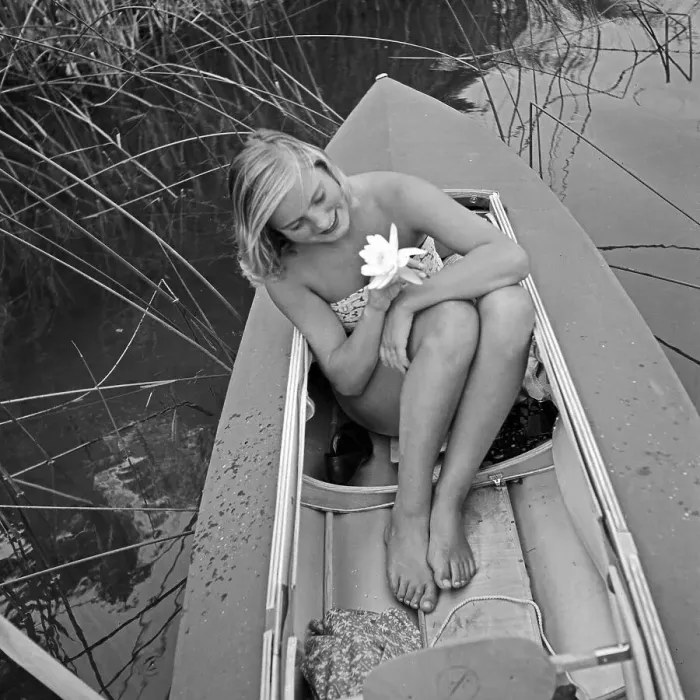 Impresión enmarcada : Freizeit. Una joven con una rosa de agua en un bote volador kleppero Impresión enmarcada : Freizeit. Una joven con una rosa de agua en un bote volador kleppero