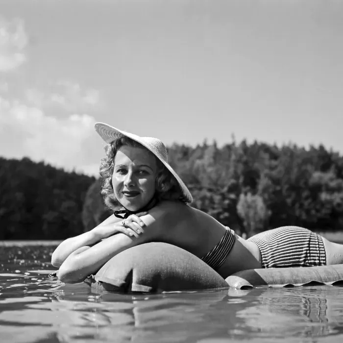 Stampa con cornice : Freizeit. Una giovane donna giace sul lago sulla sua matrassa in aria, Germania anni '30 Stampa con cornice : Freizeit. Una giovane donna giace sul lago sulla sua matrassa in aria, Germania anni '30