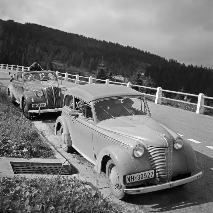 Impression encadrée : Freizeit. En route dans le cabriolet en été de l'été des années 1930 en Allemagne Impression encadrée : Freizeit. En route dans le cabriolet en été de l'été des années 1930 en Allemagne