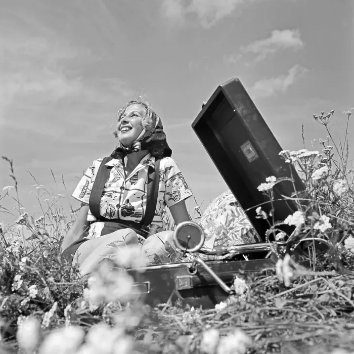 Gerahmter Druck : Freizeit. Eine junge Frau sitsit mit einem Grammophon in einer Weide und hörte Musik Gerahmter Druck : Freizeit. Eine junge Frau sitsit mit einem Grammophon in einer Weide und hörte Musik