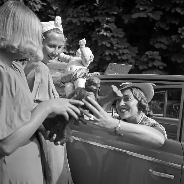 Gerahmter Druck : Freizeit. Dreien Frauen diskutieren im Ausstand ihres Autos über die Beschaffung