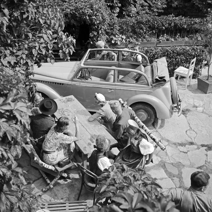 Impresión enmarcada : Freizeit. Con un Opel convertibles a un restaurante de jardín en Alemania Impresión enmarcada : Freizeit. Con un Opel convertibles a un restaurante de jardín en Alemania