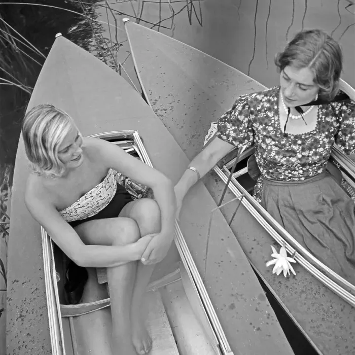 Impression encadrée : Freizeit. Deux femmes en bateau à pédaler sur un lac, Allemagne années 1930 Impression encadrée : Freizeit. Deux femmes en bateau à pédaler sur un lac, Allemagne années 1930