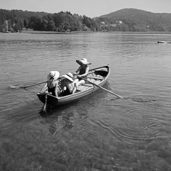 Stampa con cornice : Freizeit. Viaggio di canoa con il remo su un lago in -ustria, anni '30 Stampa con cornice : Freizeit. Viaggio di canoa con il remo su un lago in -ustria, anni '30