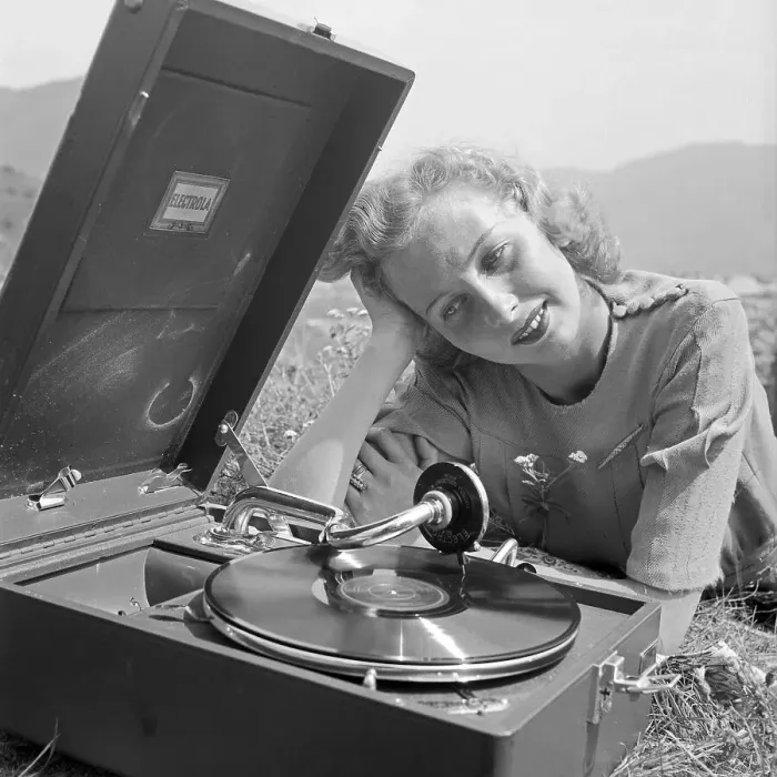 Framed Print : Freizeit. Eine junge Frau mit dem Electrola Koffer Grammofon und hört das Framed Print : Freizeit. Eine junge Frau mit dem Electrola Koffer Grammofon und hört das