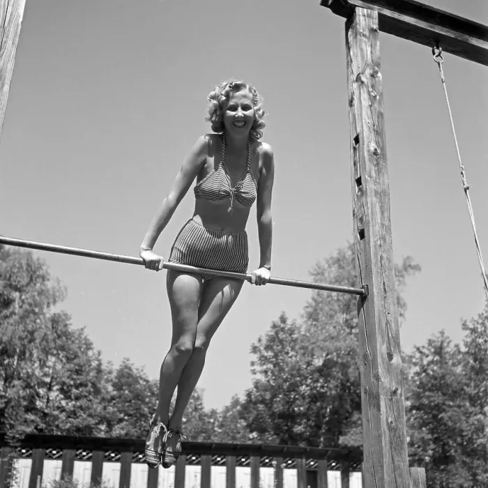 Framed Print : Freizeit. Junge Frau an einem Turnreck auf einem Spielplatz in -sterreich, 1930er Jahre Framed Print : Freizeit. Junge Frau an einem Turnreck auf einem Spielplatz in -sterreich, 1930er Jahre