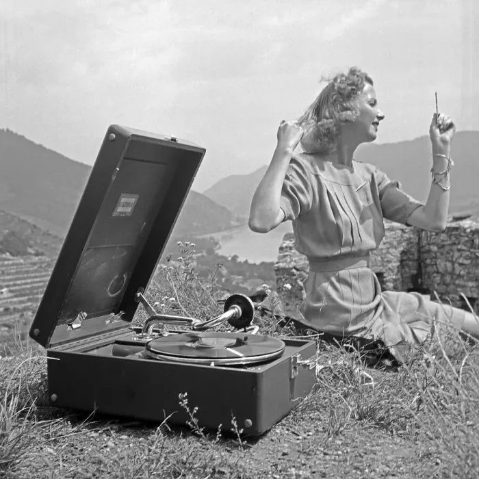 Impression encadrée : Freizeit. Une jeune femme coiffe ses cheveux avec un gramophone Electrola Impression encadrée : Freizeit. Une jeune femme coiffe ses cheveux avec un gramophone Electrola