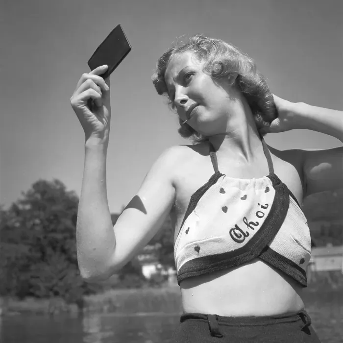 Impression encadrée : Freizeit. Une jeune femme se coiffe sur le rivage d'un lac en Autriche aux années trente