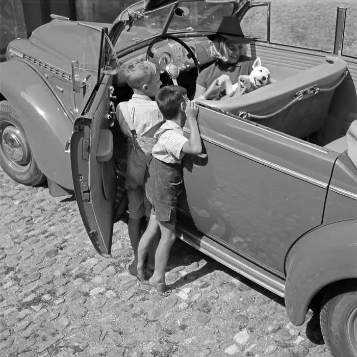 Gerahmter Druck : Freizeit. Kindere beämen sich vor einem Opel Blitz und eines kleinen Fox Gerahmter Druck : Freizeit. Kindere beämen sich vor einem Opel Blitz und eines kleinen Fox