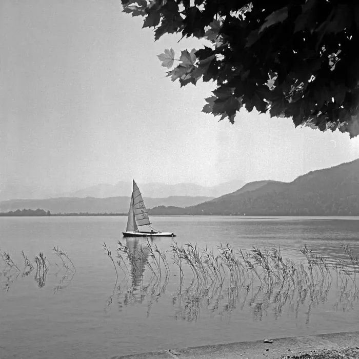 Gerahmter Druck : Freizeit. Ein Segelboot auf einem See in Österreich